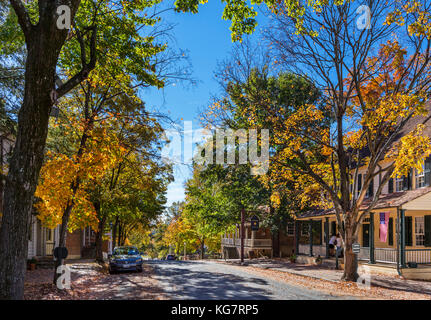 Main Street in Old Salem mit alten Taverne nach rechts, Winston-Salem, North Carolina, USA Stockfoto