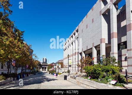 Museen auf Bicentennial Plaza in Downtown Raleigh, North Carolina, USA. Das North Carolina Museum der Geschichte ist auf der rechten Seite. Stockfoto