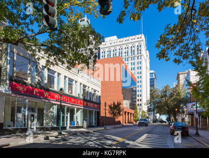 Die alte F W Woolworth speichern auf S Elm Street, Greensboro, North Carolina, USA. Das Gebäude beherbergt das International Civil Rights Center und Museum Stockfoto