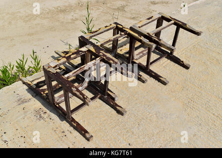 Drei alte Stühle an der Seite des passada Hafen auf der griechischen Insel Kefalonia. Stockfoto
