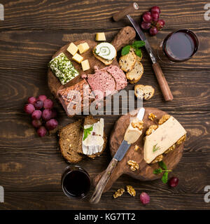 Verschiedene Käsesorten auf Holzbrett Stockfoto