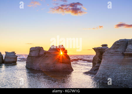 Monolithen von Île Nue de Mingan bei Sonnenuntergang Stockfoto