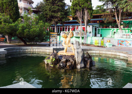 Aluschta, Krim - September 21, 2017: Brunnen der Junge mit dem Fisch auf Lenin Street Damm in Aluschta Stadt im September. aluschta ist Meer Resor Stockfoto