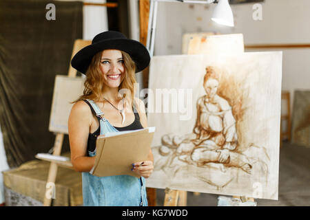 Künstler in Anbetracht Idee von Bild Stockfoto