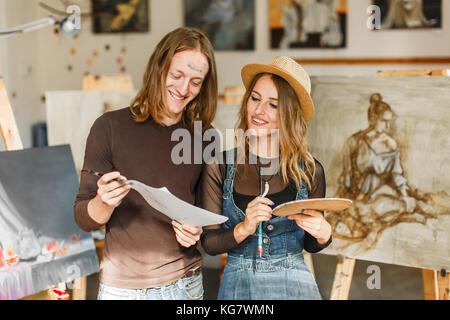 Männliche Künstler lächelt Stockfoto