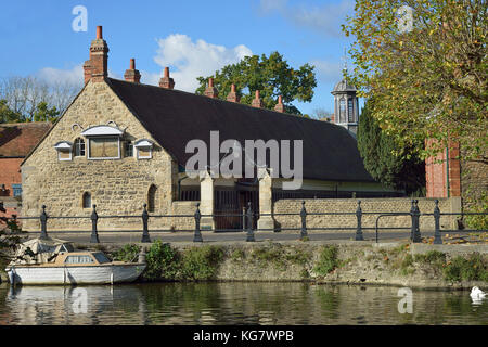 Lange Gasse Armenhaus und Themse, St Helens, Abingdon, Oxfordshire erbaut 1446 Stockfoto