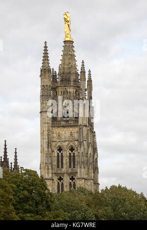 BORDEAUX, FRANKREICH - 07. SEPTEMBER 2017: Der Glockenturm (Tour Pey-Berland) der Kathedrale Saint Andrew (Cathédrale Saint-André de Bordeaux) Stockfoto