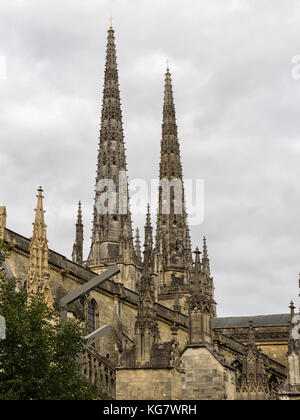 BORDEAUX, FRANKREICH - 07. SEPTEMBER 2017: Die Zwillingsspitzen der Kathedrale des Heiligen Andreas von Bordeaux (Cathédrale Saint-André de Bordeaux) Stockfoto