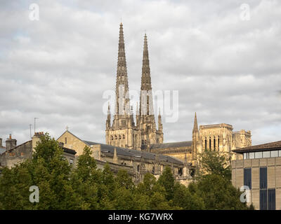 BORDEAUX, FRANKREICH - 07. SEPTEMBER 2017: Skyline der Stadt und die Kathedrale des Heiligen Andreas von Bordeaux (Cathédrale Saint-André de Bordeaux) Stockfoto