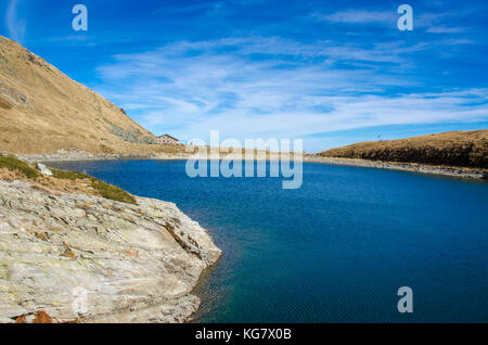 Berghütte mit See - pelister, Mazedonien Stockfoto