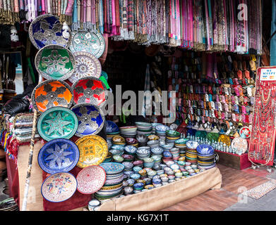 Marrakesch, Marokko, 25. Oktober 2017: Souvenirshop in der Jamaa El Fna in der Medina von Marrakesch. Stockfoto