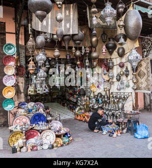 Marrakesch, Marokko, 25. Oktober 2017: Souvenirshop in der Jamaa El Fna in der Medina von Marrakesch. Stockfoto