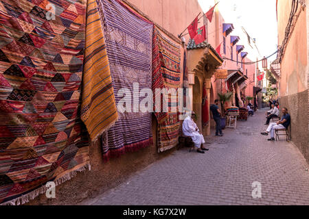 Marrakesch, Marokko, 25. Oktober 2017: Souvenir Shop in einer Gasse in der Medina von Marrakesch. Stockfoto