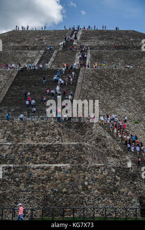 Hunderte von Touristen steigen die Treppe der Sonnenpyramide in Teotihuacan, Mexiko. Kredit: Karal Pérez / Alamy Stockfoto