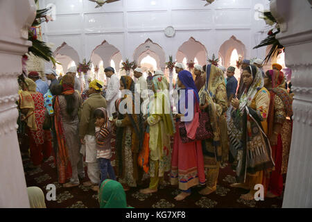 Nankana Sahib, Pakistan. 04 Nov, 2017. Pakistanische und Indische Sikh Gläubige nehmen an einem religiösen Ritual Prozession an einem Schrein (Gurdwara Janam Asthan) in Nankana Sahib anlässlich des 549Th Geburtstag von Sri Guru Nanak Dev in Nankana Sahib Credit: Rana Sajid Hussain/Pacific Press/Alamy leben Nachrichten Stockfoto