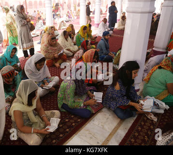 Nankana Sahib, Pakistan. 04 Nov, 2017. Pakistanische und Indische Sikh Gläubige nehmen an einem religiösen Ritual Prozession an einem Schrein (Gurdwara Janam Asthan) in Nankana Sahib anlässlich des 549Th Geburtstag von Sri Guru Nanak Dev in Nankana Sahib Credit: Rana Sajid Hussain/Pacific Press/Alamy leben Nachrichten Stockfoto