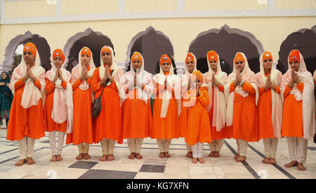 Nankana sahib, Pakistan. 04 Nov, 2017. pakistanischen und indischen Sikh Gläubige nehmen an einem religiösen Ritual Prozession an einem Schrein (gurdwara janam Asthan) in nankana Sahib anlässlich des 549Th Geburtstag von Sri Guru Nanak Dev in nankana sahib Credit: rana sajid Hussain/Pacific Press/alamy leben Nachrichten Stockfoto