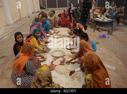 Nankana sahib, Pakistan. 04 Nov, 2017. pakistanischen und indischen Sikh Gläubige nehmen an einem religiösen Ritual Prozession an einem Schrein (gurdwara janam Asthan) in nankana Sahib anlässlich des 549Th Geburtstag von Sri Guru Nanak Dev in nankana sahib Credit: rana sajid Hussain/Pacific Press/alamy leben Nachrichten Stockfoto