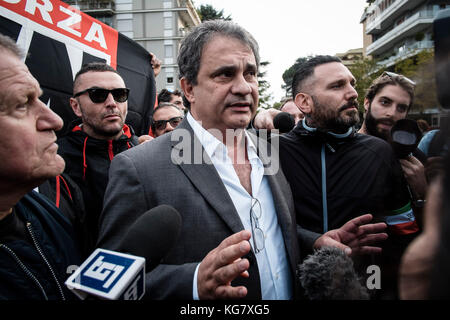 Rom, Italien. 04 Nov, 2017. Roberto Fiore (c), der Chef der Forza Nuova, eine Demonstration "Alle für das Land" gegen die Regierung sorgt sich vorgeschlagenen Reform der Staatsbürgerschaft Verfahren für die Nachkommen der Einwanderer, die in Italien in Rom, Italien am November 04, 2017. Credit: Giuseppe ciccia/Pacific Press/alamy leben Nachrichten Stockfoto