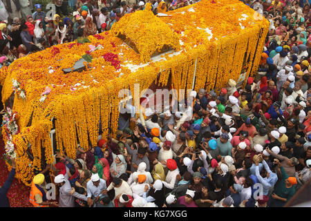 Nankana sahib, Pakistan. 04 Nov, 2017. pakistanischen und indischen Sikh Gläubige nehmen an einem religiösen Ritual Prozession an einem Schrein (gurdwara janam Asthan) in nankana Sahib anlässlich des 549Th Geburtstag von Sri Guru Nanak Dev in nankana sahib Credit: rana sajid Hussain/Pacific Press/alamy leben Nachrichten Stockfoto