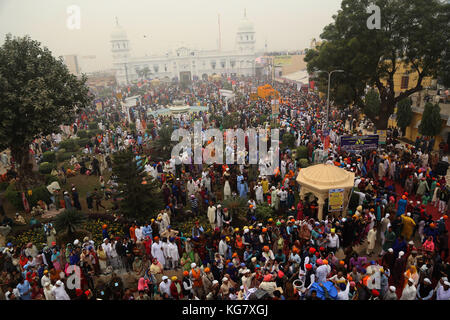 Nankana sahib, Pakistan. 04 Nov, 2017. pakistanischen und indischen Sikh Gläubige nehmen an einem religiösen Ritual Prozession an einem Schrein (gurdwara janam Asthan) in nankana Sahib anlässlich des 549Th Geburtstag von Sri Guru Nanak Dev in nankana sahib Credit: rana sajid Hussain/Pacific Press/alamy leben Nachrichten Stockfoto