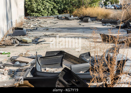 Altes Auto bumbers und anderen Auto Teile an verlassenen Auto Service Gebäude in Larnaca, Zypern Stockfoto