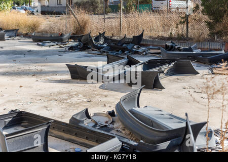 Altes Auto bumbers und anderen Auto Teile an verlassenen Auto Service Gebäude in Larnaca, Zypern Stockfoto