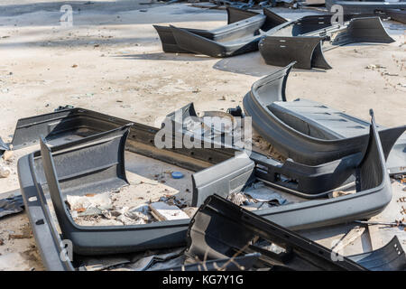 Altes Auto bumbers und anderen Auto Teile an verlassenen Auto Service Gebäude in Larnaca, Zypern Stockfoto