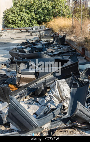 Altes Auto bumbers und anderen Auto Teile an verlassenen Auto Service Gebäude in Larnaca, Zypern Stockfoto