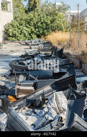 Altes Auto bumbers und anderen Auto Teile an verlassenen Auto Service Gebäude in Larnaca, Zypern Stockfoto