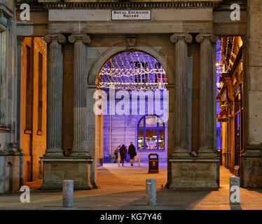 Käufer in der Nacht Weihnachten aus gesehen hinter Arch Royal Exchange Square, Glasgow, Glasgow, Vereinigtes Königreich Stockfoto