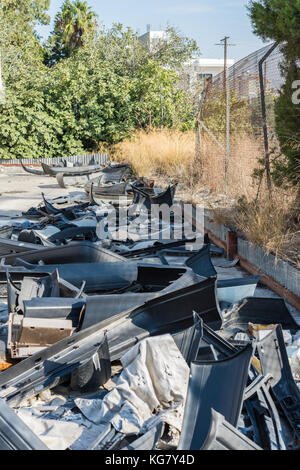 Altes Auto bumbers und anderen Auto Teile an verlassenen Auto Service Gebäude in Larnaca, Zypern Stockfoto