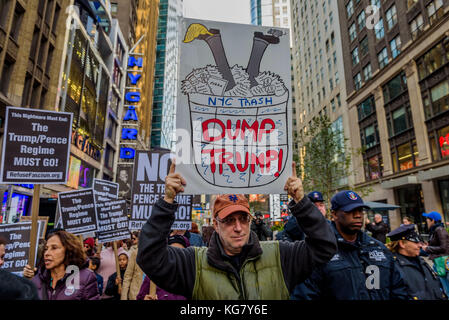 New York, Usa. November 2017. Hunderte von New Yorkern schlossen sich einer gewaltfreien, erlaubten Kundgebung an und marschieren am 4. November 2017 vom Times Square zum Washington Square Park. Sie erklärten, dass dieses ganze Regime illegitim sei und verlangte, von der Macht genommen zu werden und dass sie nicht aufhören werden, bis ihre einzige Forderung erfüllt ist: Dieser Albtraum muss enden: Das Trump/Pence-Regime muss gehen! Quelle: Erik McGregor/Pacific Press/Alamy Live News Stockfoto