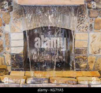 Kamin und Springbrunnen Hintergrund Stockfoto