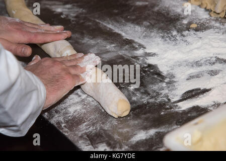 Portici, Italien. 04 Nov, 2017. Einen besonderen Abend an das National Railway Museum in pietrarsa, speziell für die sfogliatella, ein Symbol für die gute patisserie Gebäck. "Die weisse Nacht der Sfogliatella' und das Museum besuchen. Credit: Giuseppe ricciardiello/Pacific Press/alamy leben Nachrichten Stockfoto