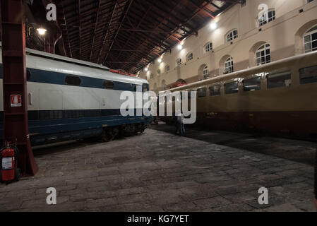 Portici, Italien. 04 Nov, 2017. Einen besonderen Abend an das National Railway Museum in pietrarsa, speziell für die sfogliatella, ein Symbol für die gute patisserie Gebäck. "Die weisse Nacht der Sfogliatella' und das Museum besuchen. Credit: Giuseppe ricciardiello/Pacific Press/alamy leben Nachrichten Stockfoto