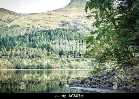 Dramatische hill Formationen spiegeln sich in den stillen Wassern des thirlmere im Lake District Stockfoto