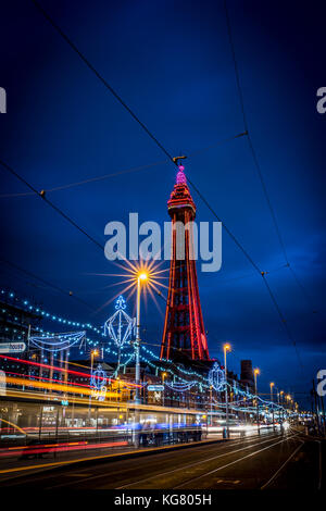 Blackpool Tower und der Promenade während der Blackpool Illuminations Stockfoto