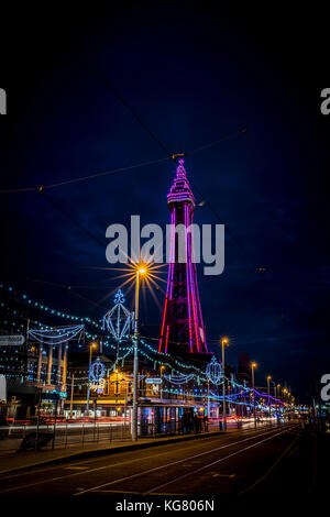Blackpool Tower und der Promenade während der Blackpool Illuminations Stockfoto