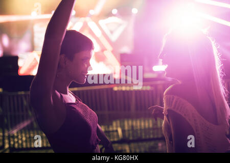 Portrait der glücklichen Menge genießen Musik Festival Stockfoto