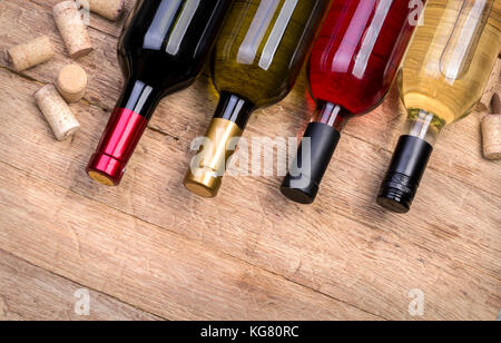 Flaschen Wein und Korken auf hölzernen Tisch Stockfoto