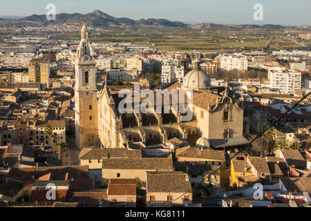 Stadtbild mit st.maria Basilika, die Kathedrale La Seu im Vordergrund und die Berge in der Ferne, Xativa (jativa), Valencia, Spanien Stockfoto