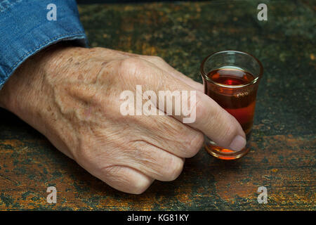 Männliche Hand shot Glas Alkohol Stockfoto