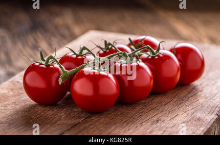 Tomaten. Cherry Tomaten. cocktail Tomaten auf Holzbrett. Stockfoto