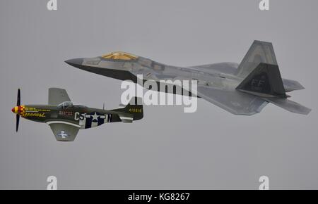 F-22 Raptor fighter Jet und P-51 Mustang der USAF Erbe Flug am 2017 Royal International Air Tattoo Stockfoto