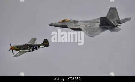 F-22 Raptor fighter Jet und P-51 Mustang der USAF Erbe Flug am 2017 Royal International Air Tattoo Stockfoto