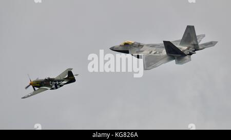 F-22 Raptor fighter Jet und P-51 Mustang der USAF Erbe Flug am 2017 Royal International Air Tattoo Stockfoto