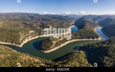 Blick auf den Fluss Ter biegen und Benediktiner Kloster Sant Pere de casserres Stockfoto