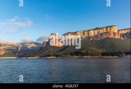 Blick auf bunte steilen Klippen über dem Stausee Sau in der Nähe von tavertet in Katalonien, Spanien Stockfoto