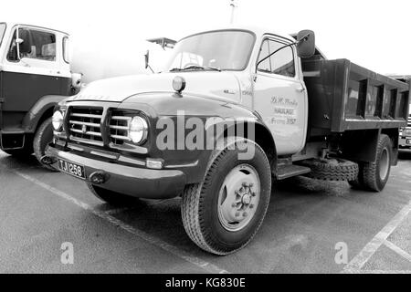 Oktober 2017 - restaurierter Bedford TJ Kipper LKW auf einer kleinen Ausstellung. Bedford waren Teil von Vauxhall, die Teil von General Motors sind Stockfoto